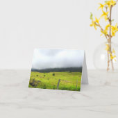 ポーランドアップカントリーで雲が降り注ぐ カード (黄色い花)