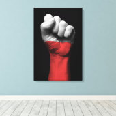 ポーランド国旗で握り拳を上げる キャンバスプリント (インサイチュ (ウッドフロア))