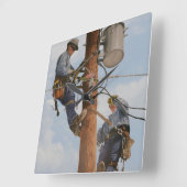 ポールクロックで働くラインマンチーム スクエア壁時計 (傾斜)