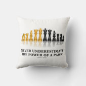ポーン・チェス・ギークの力を過小評価しない クッション (裏面)