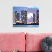 マイアミのウォーターフロントにあるコンドミニアムタワー キャンバスプリント (インサイチュ (リビング))