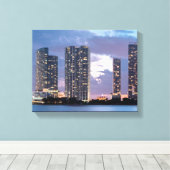 マイアミのウォーターフロントにあるコンドミニアムタワー キャンバスプリント (インサイチュ (ウッドフロア))