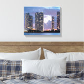 マイアミのウォーターフロントにあるコンドミニアムタワー キャンバスプリント (インサイチュ (寝室))