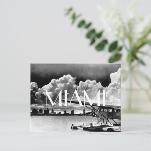 マイアミのスカイライン飛行機のモノクロ写真 ポストカード (スタンド正面)