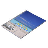 マイアミの傘と2つのラウンジチェアビーチ ノートブック (左側)