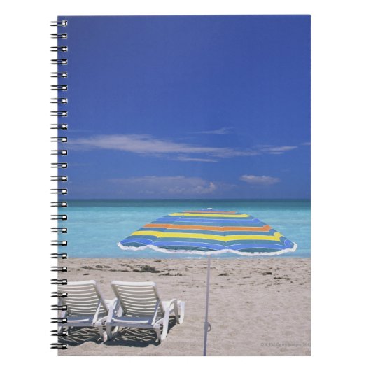 マイアミの傘と2つのラウンジチェアビーチ ノートブック (正面)
