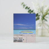 マイアミの傘と2つのラウンジチェアビーチ ポストカード (スタンド正面)