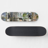 マイアミの川の水辺地帯の照らされたタワー スケートボード (横)