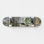 マイアミの川の水辺地帯の照らされたタワー スケートボード (横)