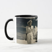 マイアミの歩くでホワイトビーチの女性 マグカップ (左)