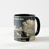 マイアミの歩くでホワイトビーチの女性 マグカップ (正面右)