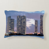 マイアミの水辺地帯のマンションタワー アクセントクッション (裏面)
