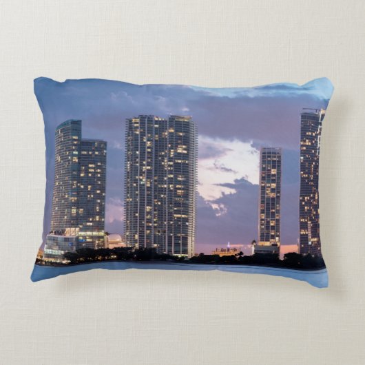 マイアミの水辺地帯のマンションタワー アクセントクッション (裏面)