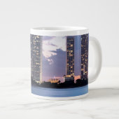 マイアミの水辺地帯のマンションタワー ジャンボコーヒーマグカップ (正面右)