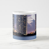 マイアミの水辺地帯のマンションタワー ジャンボコーヒーマグカップ (正面)
