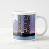 マイアミの水辺地帯のマンションタワー ジャンボコーヒーマグカップ (右)