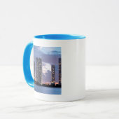 マイアミの水辺地帯のマンションタワー マグカップ (正面左)