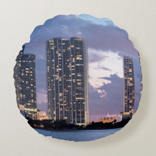 マイアミの水辺地帯のマンションタワー ラウンドクッション (正面)