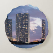 マイアミの水辺地帯のマンションタワー ラウンドクッション (裏面)