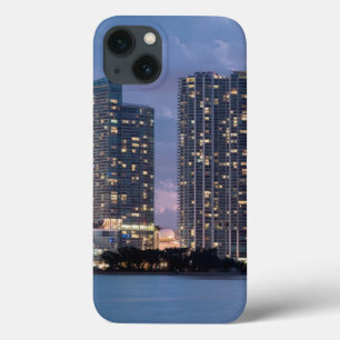 マイアミの水辺地帯のマンションタワー iPhone 13ケース