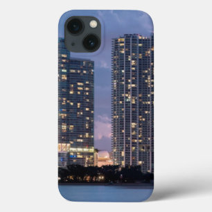 マイアミの水辺地帯のマンションタワー iPhone 13ケース