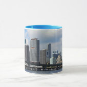 マイアミの水辺地帯の眺め マグカップ (中央)