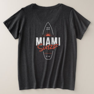 マイアミサーフ - ビンテージビーチサンセットサーフボードデザイン プラスサイズTシャツ