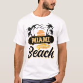 マイアミビーチのレトロな夕日とヤシの木 Tシャツ (正面)