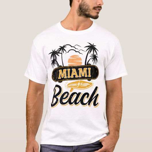 マイアミビーチのレトロな夕日とヤシの木 Tシャツ (正面)