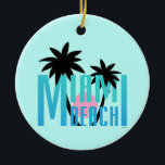 マイアミビーチフロリダタイポグラフィ セラミックオーナメント<br><div class="desc">"やしを搭載するMiami Beach、フロリダおよびピンクの日曜日"のこの元のユニークなタイポグラフィは電話箱、ステッカー、ジュエリー、ベルトの留め金、ノートおよび多くで素晴らしく見ます。 インゲルイス著デザイン。 マイアミを愛する皆のための素晴らしいギフトか記念品のアイディア。 ingeinc.comのブティックの店でより多くの一致項目のために拾い読みして下さい。</div>
