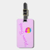 マイアミビーチロゴ – サンパームピンク薄紫 ラゲッジタグ (正面縦)