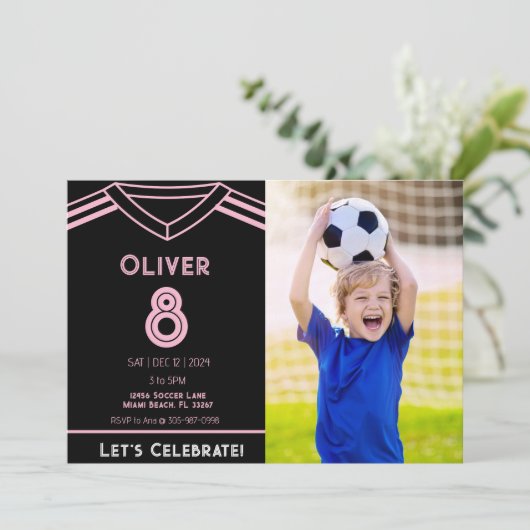 マイアミピンク&ブラックサッカーパーティー写真誕生日 招待状 (スタンド正面)
