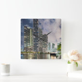 マイアミ川のウォーターフロントにあるライトタワー スクエア壁時計 (ホーム)