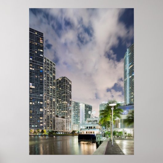 マイアミ川のウォーターフロントにあるライトタワー ポスター (正面)