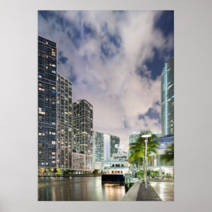 マイアミ川のウォーターフロントにあるライトタワー ポスター