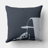 マイクのフード付きスウェットシャツを叩くヒップホップの男 クッション (裏面)