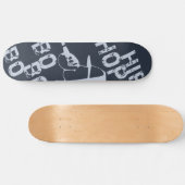 マイクのフード付きスウェットシャツを叩くヒップホップの男 スケートボード (横)