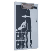 マイクをフード付きスウェットシャツで叩く男 クリップボード (右)