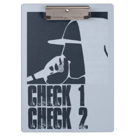 マイクをフード付きスウェットシャツで叩く男 クリップボード