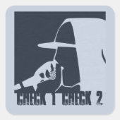 マイクをフード付きスウェットシャツで叩く男 スクエアシール (正面)