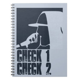 マイクをフード付きスウェットシャツで叩く男 ノートブック