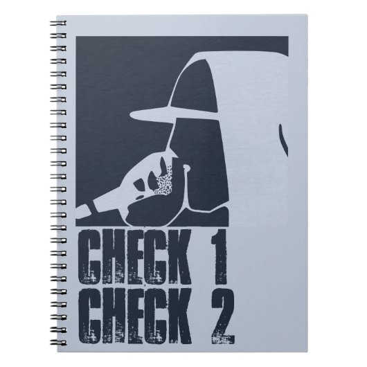 マイクをフード付きスウェットシャツで叩く男 ノートブック (正面)