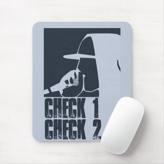 マイクをフード付きスウェットシャツで叩く男 マウスパッド (マウス)