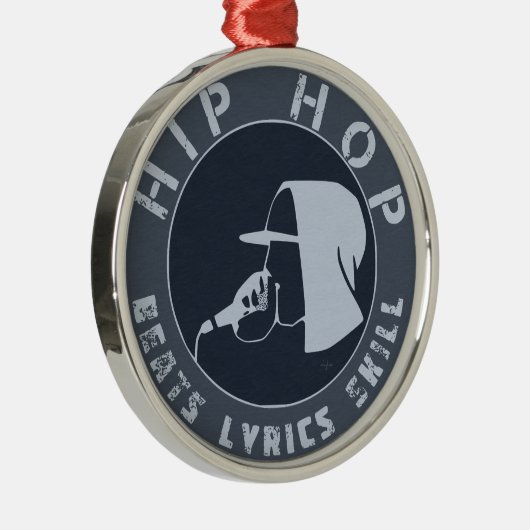 マイクをフード付きスウェットシャツで叩く男 メタルオーナメント (右)