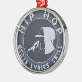 マイクをフード付きスウェットシャツで叩く男 メタルオーナメント (左)