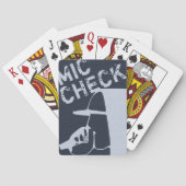 マイクをフード付きスウェットシャツに押し付ける男 トランプ (裏面)