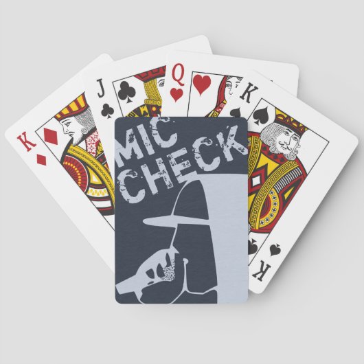 マイクをフード付きスウェットシャツに押し付ける男 トランプ (裏面)