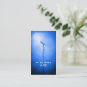 マイクロフォンの点検のミュージシャンのDJのボーカリストはV2を梳きます 名刺 (スタンド正面)