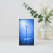 マイクロフォンの点検のミュージシャンのDJのボーカリストはV2を梳きます 名刺 (スタンド正面)