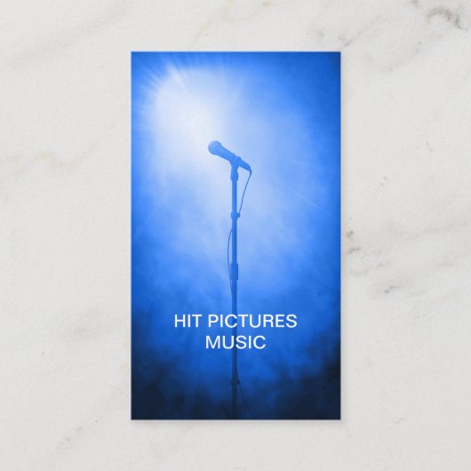 マイクロフォンの点検のミュージシャンのDJのボーカリストはV2を梳きます 名刺 (正面)